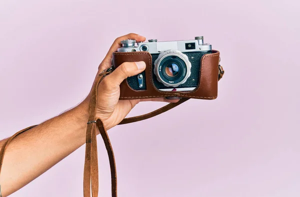 Hand Young Hispanic Man Holding Vintage Camera Isolated Pink Background — Stock Photo, Image
