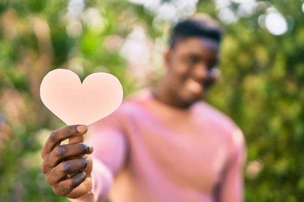 Joven Afroamericano Sonriendo Feliz Sosteniendo Papel Corazón Ciudad — Foto de Stock