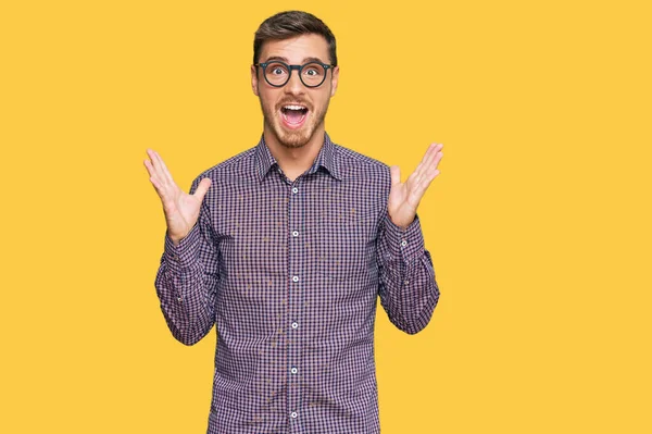 Handsome Caucasian Man Wearing Casual Clothes Glasses Celebrating Crazy Amazed — Stock Photo, Image
