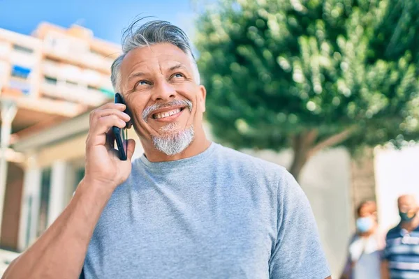 Mittelalter Hispanischen Grauhaarigen Mann Lächelt Glücklich Reden Auf Dem Smartphone — Stockfoto