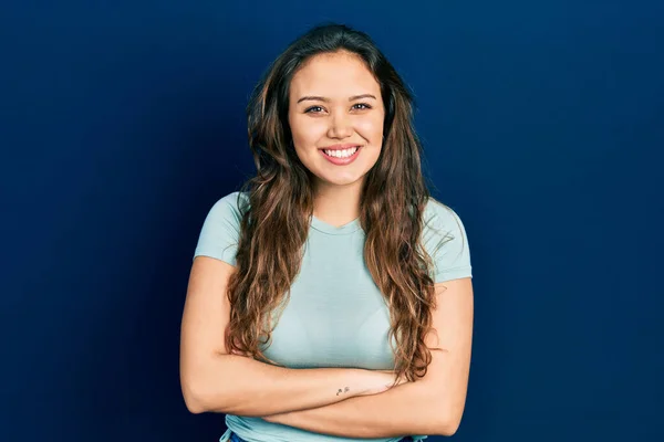 Chica Hispana Joven Con Ropa Casual Cara Feliz Sonriendo Con —  Fotos de Stock