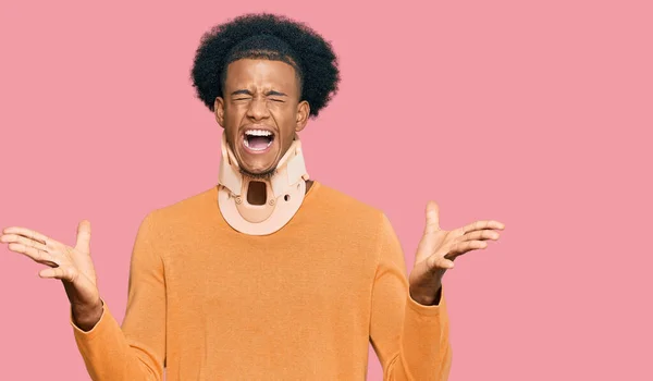 Afrikansk Amerikansk Man Med Afro Hår Bär Livmoderhalskrage Firar Galen — Stockfoto