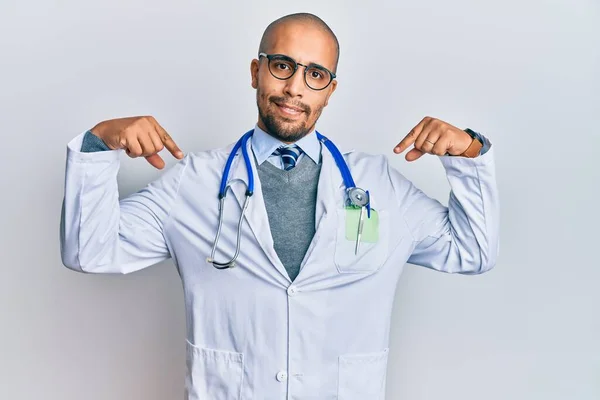 Hombre Adulto Hispano Vistiendo Uniforme Médico Estetoscopio Mirando Confiado Con — Foto de Stock