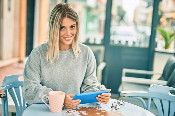 Genç Sarışın Kız Kahve Içiyor Kahvecide Dokunmatik Ped Kullanıyor — Stok fotoğraf