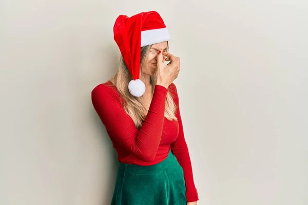 Krásná Běloška Vánočním Kostýmem Kloboukem Unavená Tření Nosu Očí Pocit — Stock fotografie