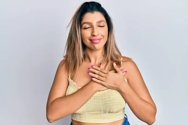 Mulher Morena Bonita Vestindo Roupas Casuais Sorrindo Com Mãos Peito — Fotografia de Stock