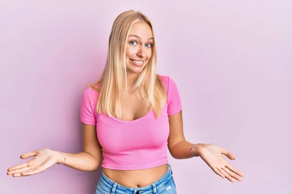 Chica Rubia Joven Con Ropa Casual Expresión Despistada Confusa Con — Foto de Stock