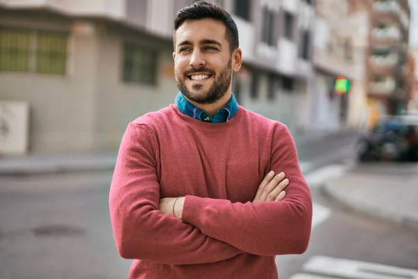 Junger Hispanischer Mann Mit Verschränkten Armen Lächelnd Glücklich Der Stadt — Stockfoto