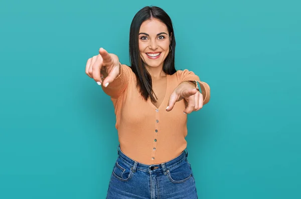 Молода Іспаномовна Жінка Повсякденному Одязі Вказує Камеру Пальцями Посміхаючись Позитивно — стокове фото