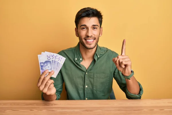 Homem Bonito Jovem Segurando Notas Coroa Suecas Sorrindo Com Uma — Fotografia de Stock