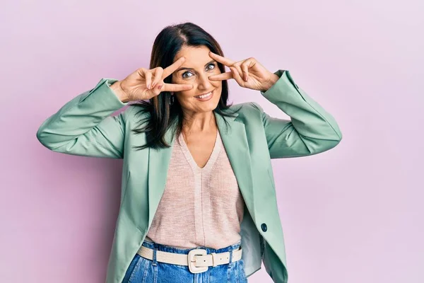 Brünette Frau Mittleren Alters Trägt Lässige Kleidung Und Macht Friedenssymbol — Stockfoto