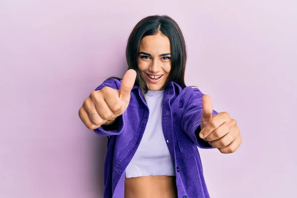 Joven Morena Vestida Con Ropa Casual Aprobando Hacer Gesto Positivo — Foto de Stock