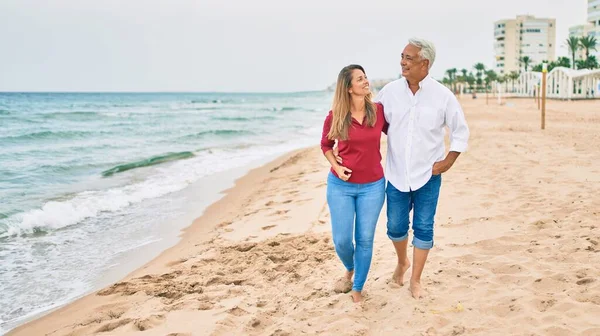 中年时 他那对惊慌失措的夫妇高兴地在海滩上散步 — 图库照片