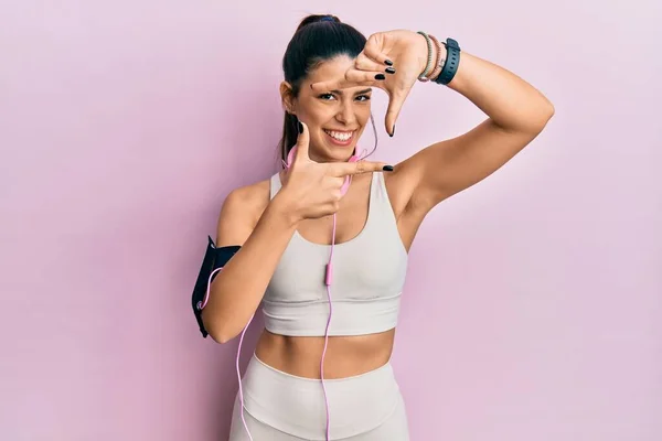 Ung Latinamerikansk Kvinna Klädd Gympakläder Och Med Hörlurar Leende Gör — Stockfoto