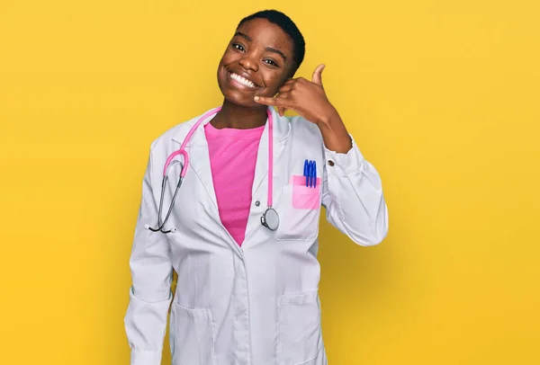 Joven Mujer Afroamericana Vistiendo Uniforme Médico Estetoscopio Sonriendo Haciendo Gesto —  Fotos de Stock