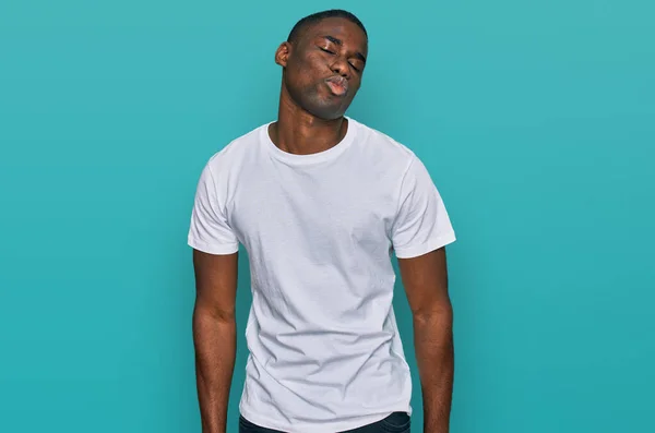Jonge Afro Amerikaanse Man Draagt Een Casual Wit Shirt Kijkend — Stockfoto