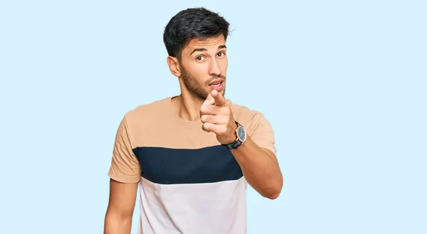 Joven Hombre Guapo Con Ropa Casual Señalando Disgustado Frustrado Cámara —  Fotos de Stock