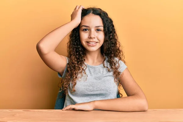 Adolescente Hispânico Menina Vestindo Roupas Casuais Sentado Mesa Sorrindo Confiante — Fotografia de Stock