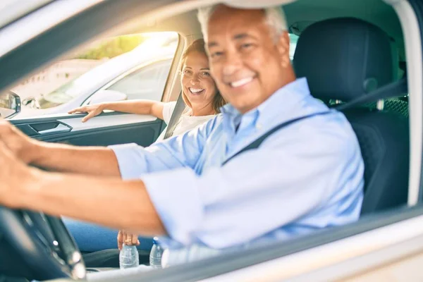 Medelålders Par Kär Sitter Inne Bilen Går Resa Leende Glad — Stockfoto