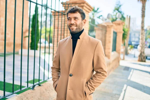 Bonito Homem Negócios Vestindo Jaqueta Elegante Sorrindo Feliz Livre — Fotografia de Stock