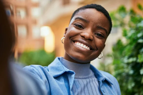 Joven Afroamericana Americana Sonriendo Feliz Haciendo Selfie Por Cámara Ciudad — Foto de Stock