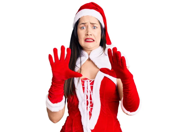 Joven Hermosa Mujer Caucásica Vistiendo Disfraz Santa Claus Asustada Aterrorizada —  Fotos de Stock
