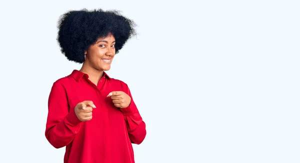 Chica Afroamericana Joven Con Ropa Casual Señalando Los Dedos Cámara —  Fotos de Stock