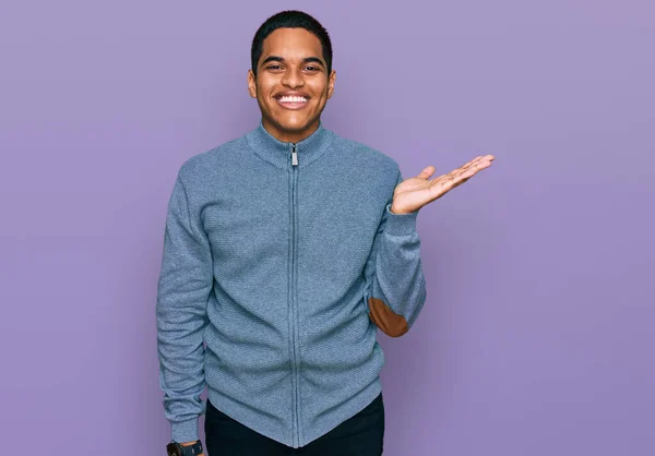 Junger Gut Aussehender Hispanischer Mann Lässigem Sweatshirt Der Fröhlich Lächelt — Stockfoto