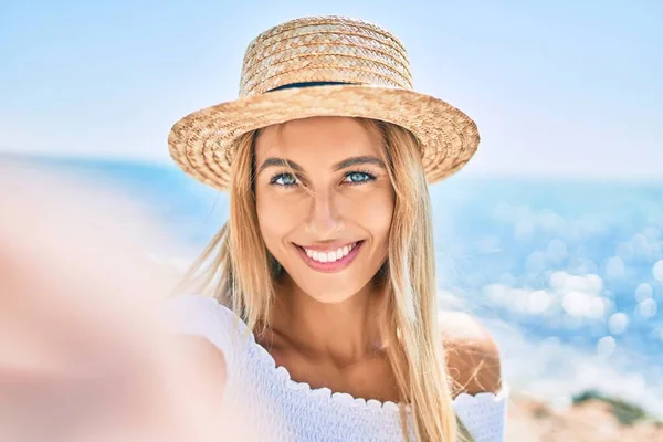 Jeune Fille Touristique Blonde Souriant Heureux Faire Selfie Par Caméra — Photo