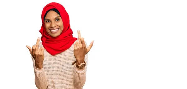 Young African American Woman Wearing Traditional Islamic Hijab Scarf Showing — Zdjęcie stockowe