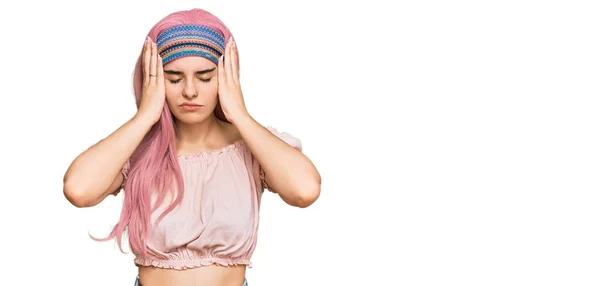 Menina Hispânica Jovem Com Cabelo Rosa Sofrendo Dor Cabeça Desesperada — Fotografia de Stock