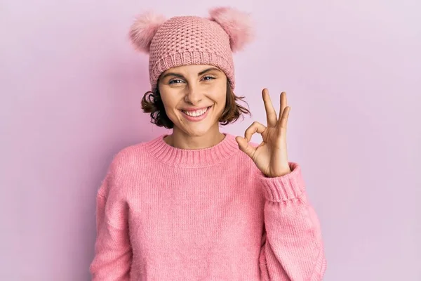 Giovane Donna Bruna Indossa Cappello Lana Carino Sorridente Positivo Facendo — Foto Stock