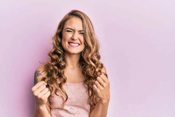 Menina Loira Jovem Vestindo Roupas Casuais Muito Feliz Animado Fazendo — Fotografia de Stock