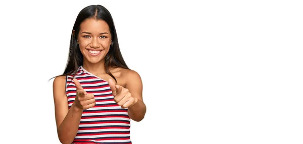 Mulher Hispânica Bonita Vestindo Roupas Casuais Apontando Dedos Para Câmera — Fotografia de Stock