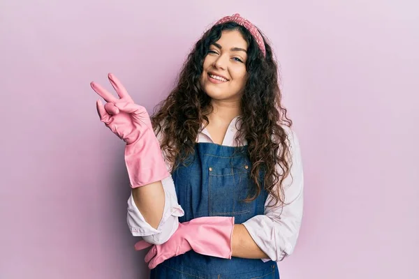 Young Brunette Woman Curly Hair Wearing Cleaner Apron Gloves Smiling — Stock fotografie