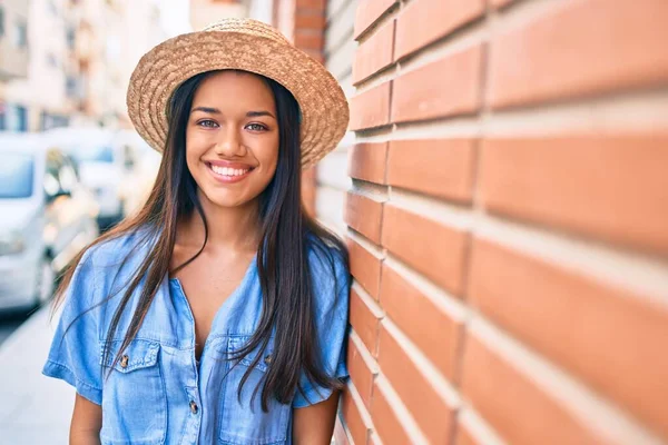 Jeune Fille Touristique Latine Vacances Souriant Heureux Appuyé Sur Mur — Photo