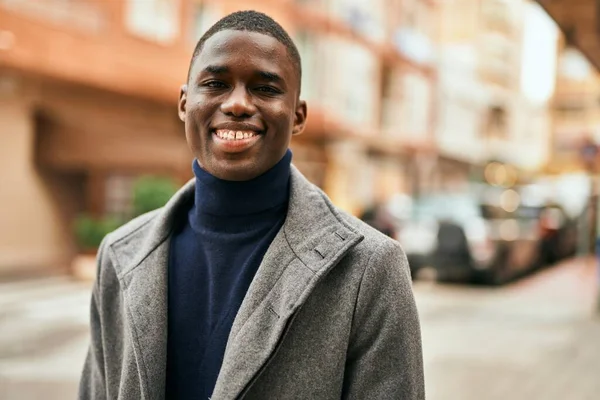 Jeune Homme Afro Américain Souriant Heureux Debout Ville — Photo