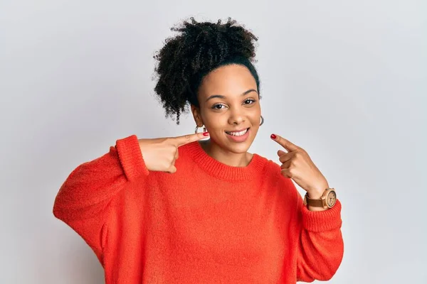 Young African American Girl Wearing Casual Clothes Smiling Cheerful Showing — Stock Photo, Image