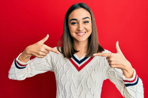 Young Brunette Girl Wearing Casual Student Sweater Looking Confident Smile — Stockfoto