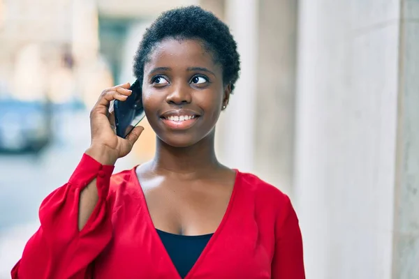 Jovem Afro Americana Sorrindo Feliz Falando Smartphone Cidade — Fotografia de Stock