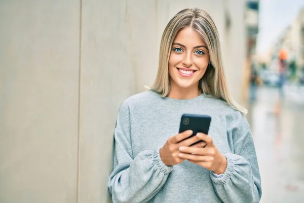 Jovem Loira Sorrindo Feliz Usando Smartphone Cidade — Fotografia de Stock