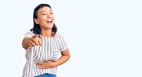 Mujer Joven Vistiendo Ropa Casual Riéndose Señalando Con Dedo Cámara — Foto de Stock