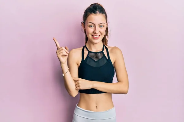 Jovem Morena Vestindo Sportswear Sorrindo Feliz Apontando Com Mão Dedo — Fotografia de Stock