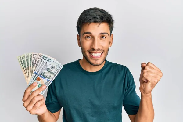 Joven Hombre Guapo Sosteniendo Dólares Gritando Orgulloso Celebrando Victoria Éxito —  Fotos de Stock