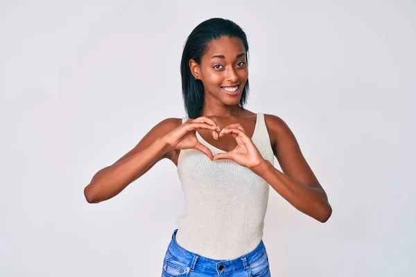 Junge Afrikanisch Amerikanische Frau Lässiger Kleidung Die Verliebt Lächelt Und — Stockfoto