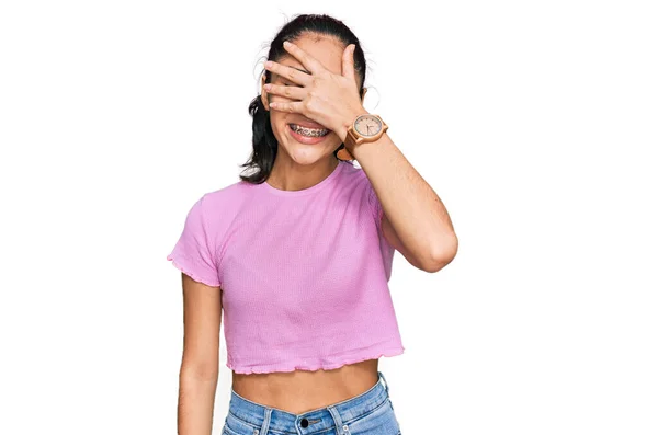 Іспанська Дівчинка Підліток Зубними Дужками Повсякденному Одязі Посміхається Сміється Руки — стокове фото