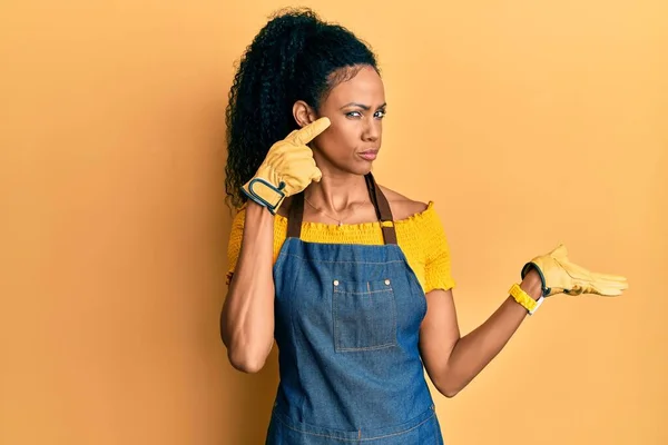 Mujer Afroamericana Mediana Edad Que Usa Delantal Profesional Confundida Molesta —  Fotos de Stock