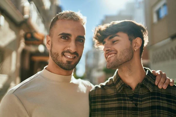 Joven Pareja Gay Sonriendo Feliz Abrazando Ciudad —  Fotos de Stock