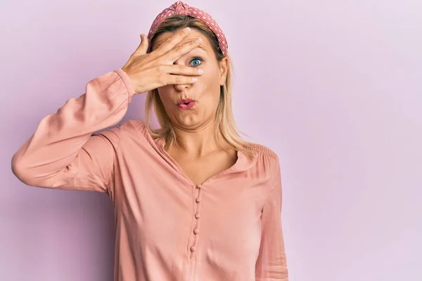 Medelålders Kaukasiska Kvinna Bär Casual Kläder Kika Chock Täcker Ansikte — Stockfoto