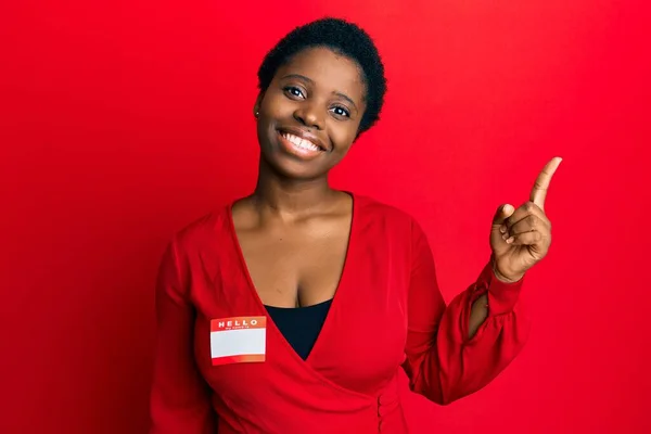 Mujer Africana Joven Con Pelo Corto Usando Hola Nombre Identificación — Foto de Stock